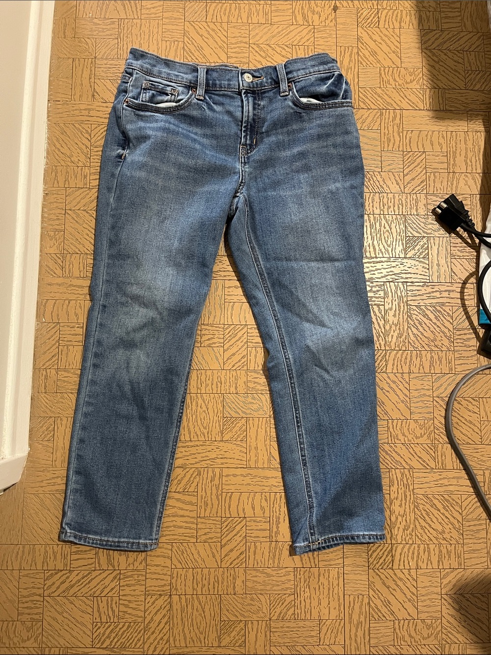 Women's Straight Leg Jeans in Mid Blue Wash